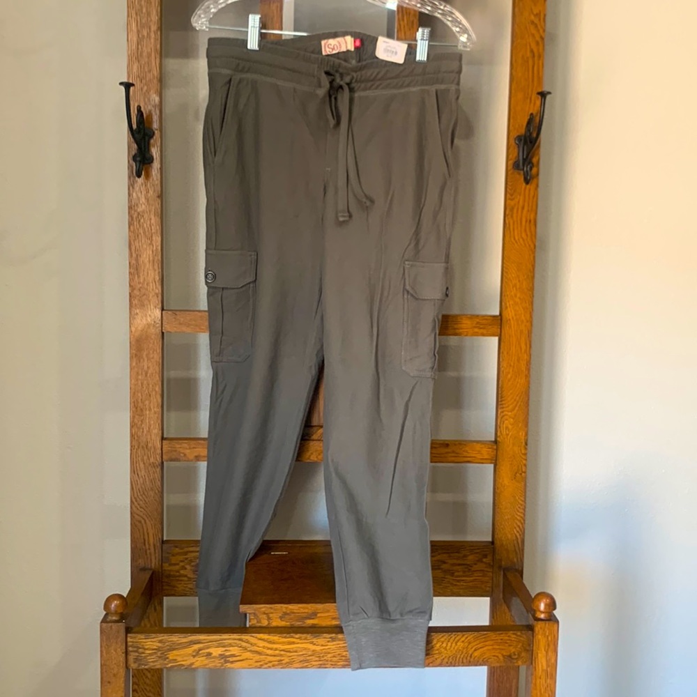 Junior’s SO cargo jogger pants in olive green. New with tags.